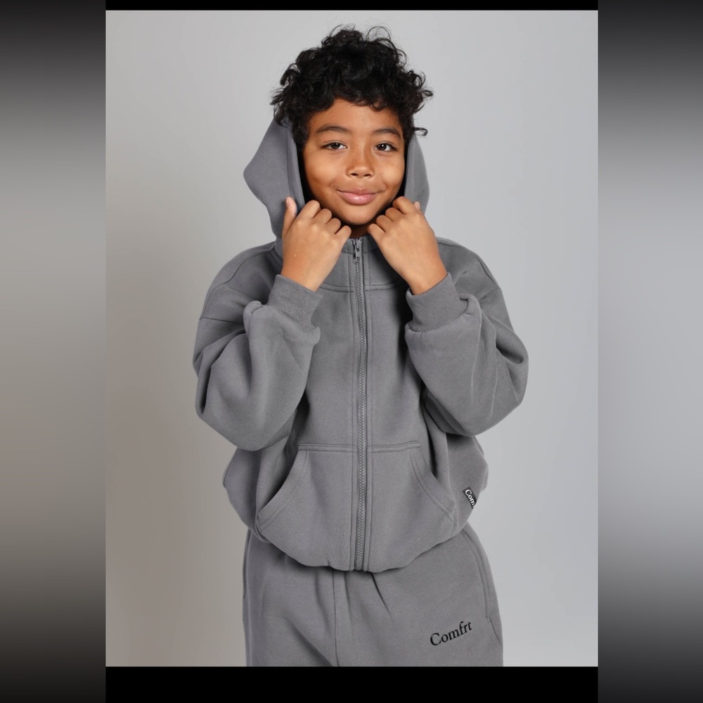 NEW COMFRT Cloud Zip Kids Hoodie Size Large
Wolf Grey